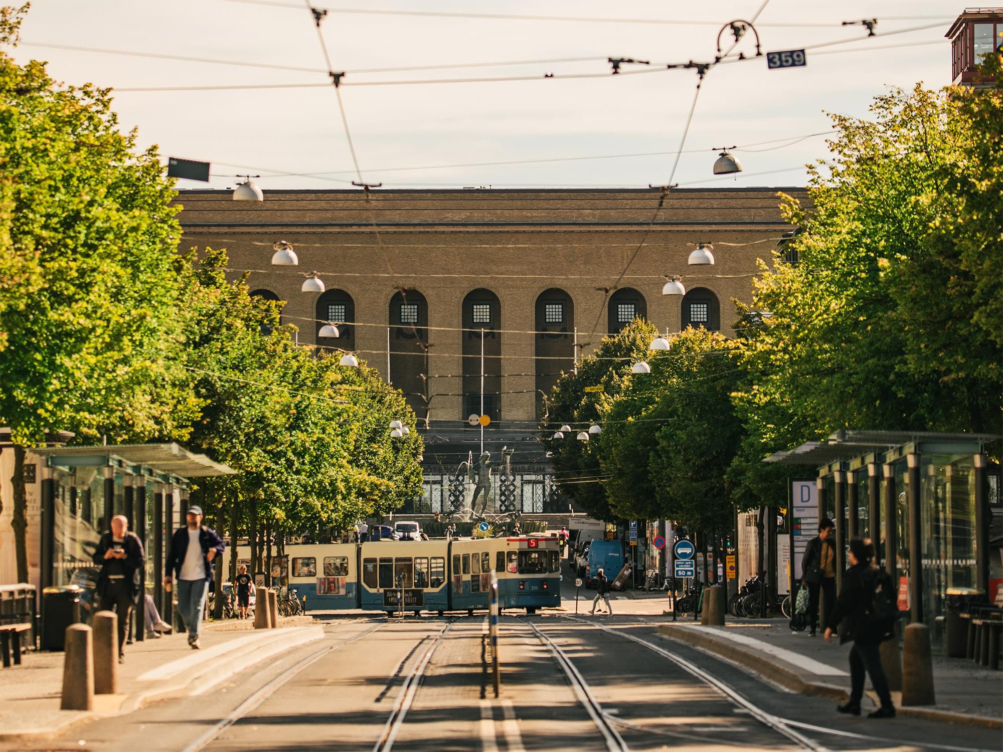 Avenyn i Göteborg med spårvagn och Konstmuseet i bakgrunden